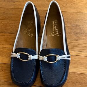 AEROSOLES Black Leather Loafers with Cream Trim